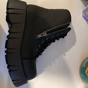 TUK airship platform boots